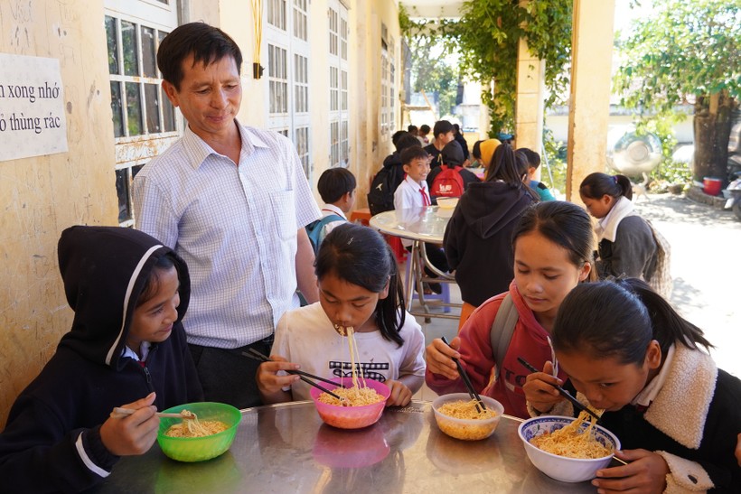 Những bữa trưa chỉ là mì gói nhưng giúp học sinh no bụng, duy trì được tỉ lệ chuyên cần. Ảnh: Dung Nguyễn