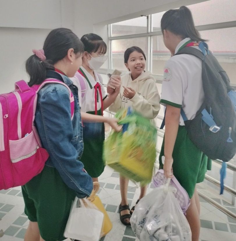 Học sinh Trường Tiểu học Nguyễn Tạo (TP Cà Mau, Cà Mau) mang theo vỏ lon đến trường để gây quỹ. Ảnh: gdtd.vn