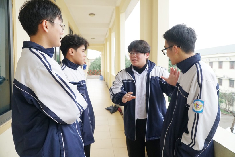 Quang Thanh (thứ 2 từ phải sang) cùng các bạn học lớp chuyên Tin. 