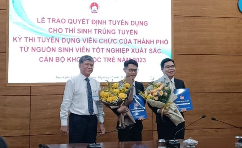 Ông Nguyễn Văn Hiếu - Giám đốc Sở GD&ĐT TPHCM trao quyết định phân bổ về cơ sở cho Lưu Văn Khoa và Trần Quang Anh. Ảnh: Minh Anh