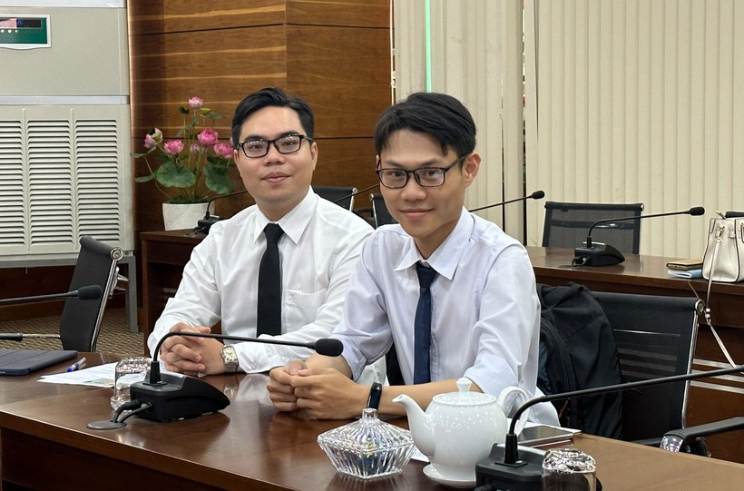 Lưu Văn Khoa (bên phải) và Trần Quang Anh trong buổi phỏng vấn tuyển viên chức. Ảnh: Minh Anh