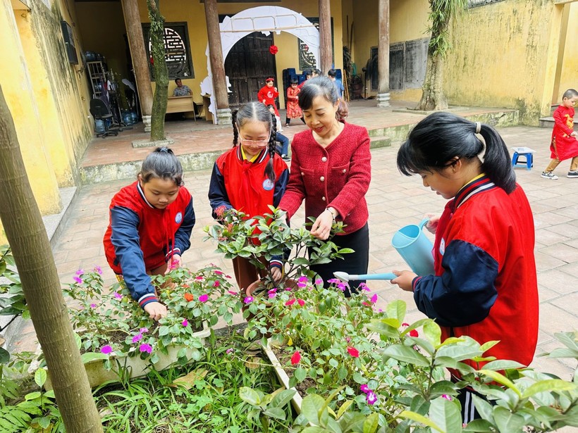 Cô trò Trường Tiểu học Hồng Hà (quận Hoàn Kiếm) hưởng ứng “Tết trồng cây đời đời nhớ ơn Bác Hồ” năm 2024. Ảnh: NTCC
