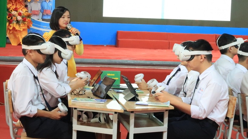 Sử dụng kính thực tế ảo trong giờ học của học sinh Trường THPT Lương Thế Vinh.
