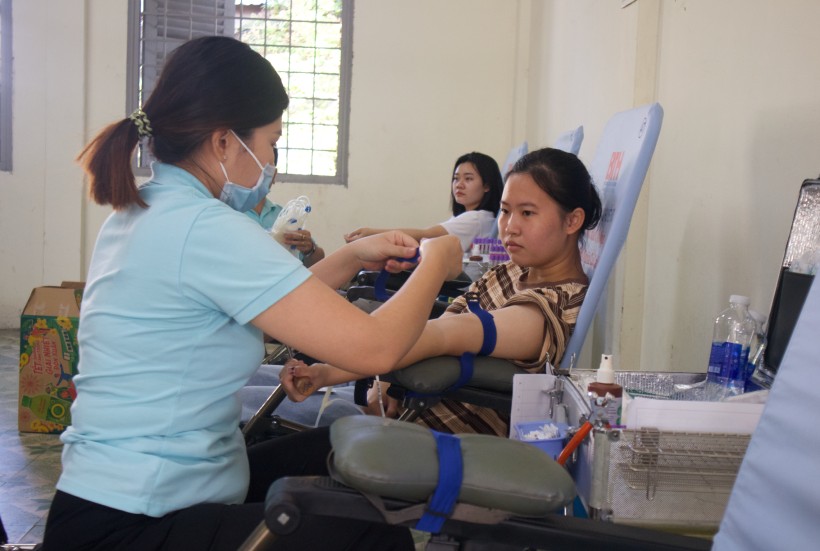 Sinh viên Lê Huyền Trang chuẩn bị hiến máu.