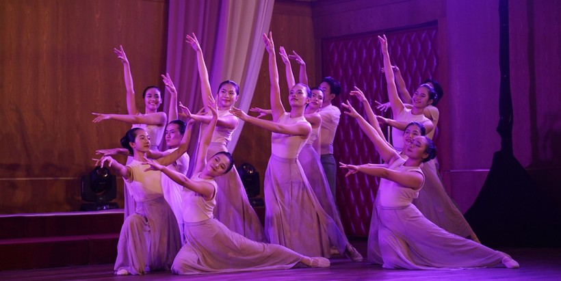 Các diễn viên múa tại buổi biểu diễn ballet đương đại gây quỹ - IRIS.