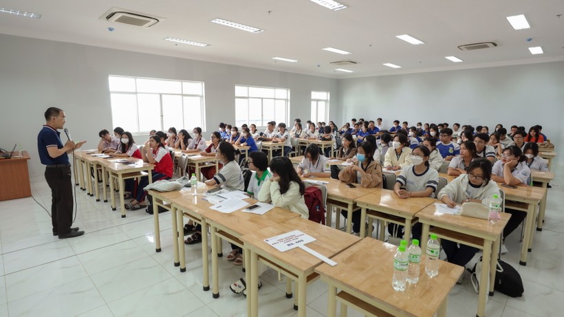 Học sinh THPT tại TPHCM tham gia lớp học trải nghiệm “Trial Class” tại Trường Đại học Ngân hàng TPHCM. Ảnh: HUB