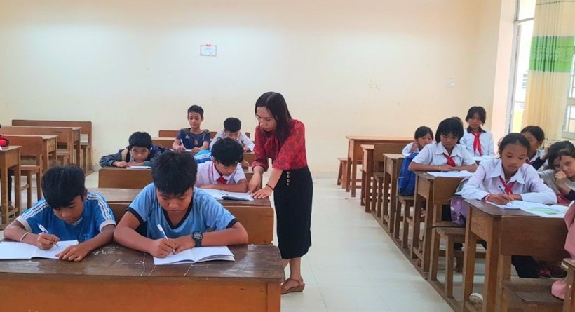 Cô Nguyễn Thị Bích Huy và học sinh Trường Tiểu học & THCS Ea Trol. Ảnh: NVCC