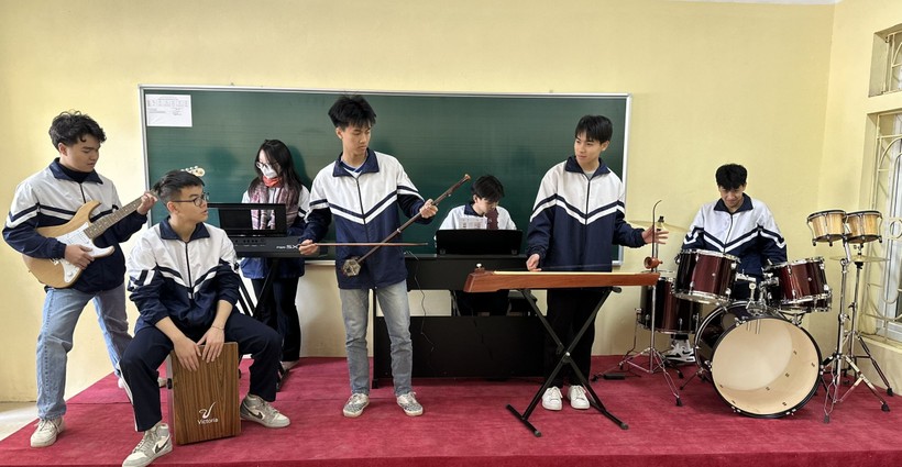 Học sinh Trường THPT Phùng Khắc Khoan trong giờ học âm nhạc. Ảnh: Lan Anh