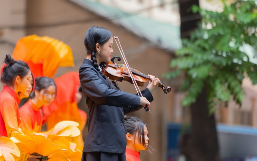 Học sinh Trường THPT Việt Đức biểu diễn trong Liên hoan hợp xướng học sinh phổ thông Hà Nội năm 2024. Ảnh: Lan Anh