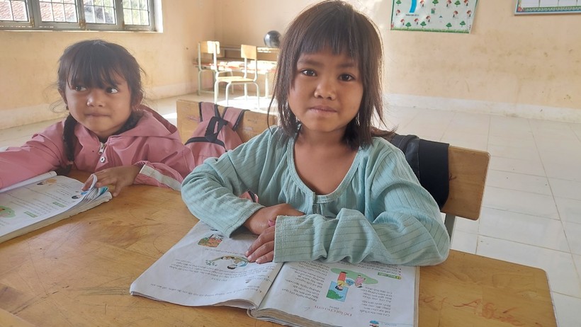 Y Lá (bên phải) mong ước lớn lên trở thành cô giáo dạy chữ cho trẻ em ở vùng quê nghèo. Ảnh: Trúc Hân