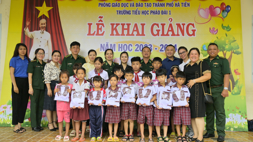 BĐBP Kiên Giang cùng chính quyền địa phương tặng quà năm học mới cho các em nhỏ Trường Tiểu học Pháo Đài (TP Hà Tiên). Ảnh: Tiến Vinh