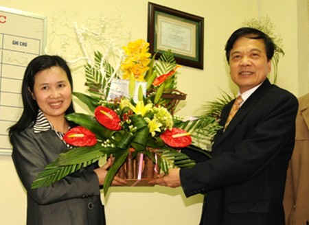 GS Lê Thị Thanh Nhàn nhận hoa chúc mừng từ lãnh đạo Đại học Thái Nguyên. Ảnh: NVCC