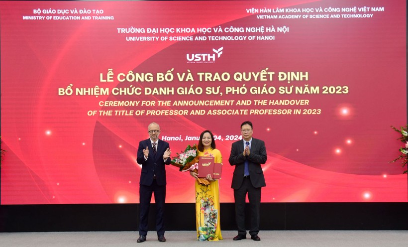 PGS.TS Nguyễn Thị Kiều Oanh nhận quyết định bổ nhiệm chức danh Phó Giáo sư. Ảnh: USTH
