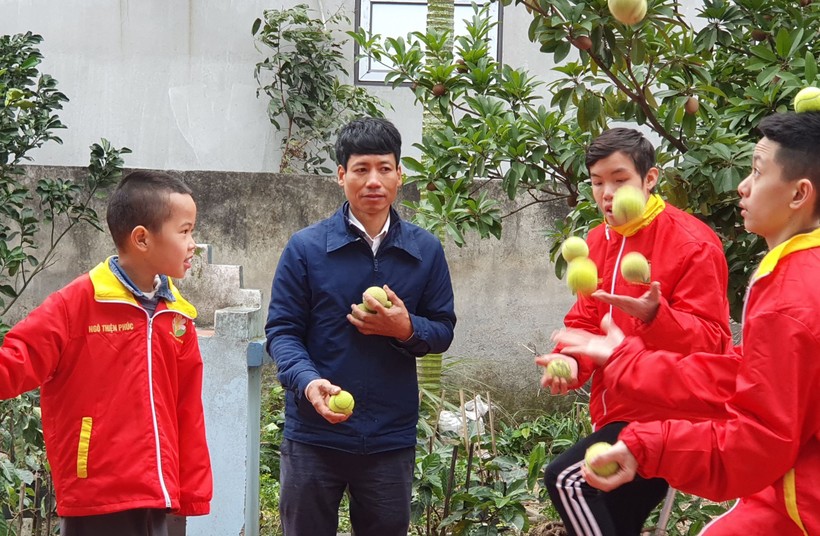 Thầy Trần Hảo luyện kỹ thuật tung hứng bóng cho các em nhỏ tự kỷ tại Trung tâm Hoa Xuyến Chi. Ảnh: Kiều Mai