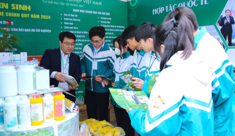 Học sinh THPT Nam Định tìm hiểu thông tin tuyển sinh của Học viện Nông nghiệp Việt Nam. Ảnh: TG