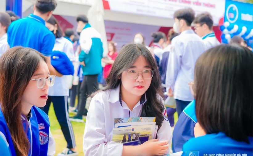 Học sinh tham gia chương trình tư vấn tuyển sinh do Trường ĐH Công nghiệp Hà Nội tổ chức. Ảnh: NTCC