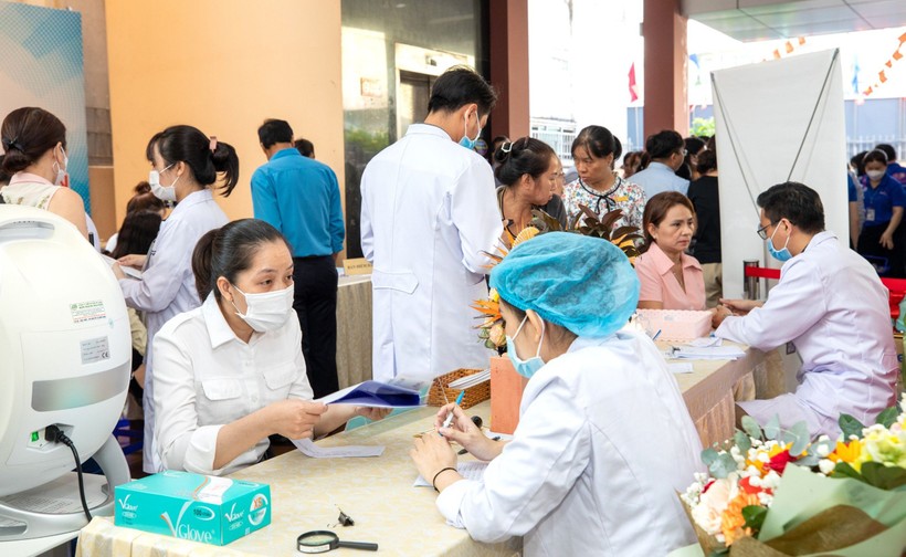 Công nhân quận Phú Nhuận, TPHCM được tư vấn, chăm sóc sức khỏe. Ảnh: LĐLĐ quận Phú Nhuận