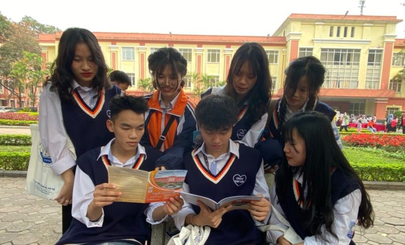 Học sinh lớp 12 Trường THPT Cao Lộc (Lạng Sơn), nghiên cứu phương án tuyển sinh của các trường đại học. Ảnh: NVCC
