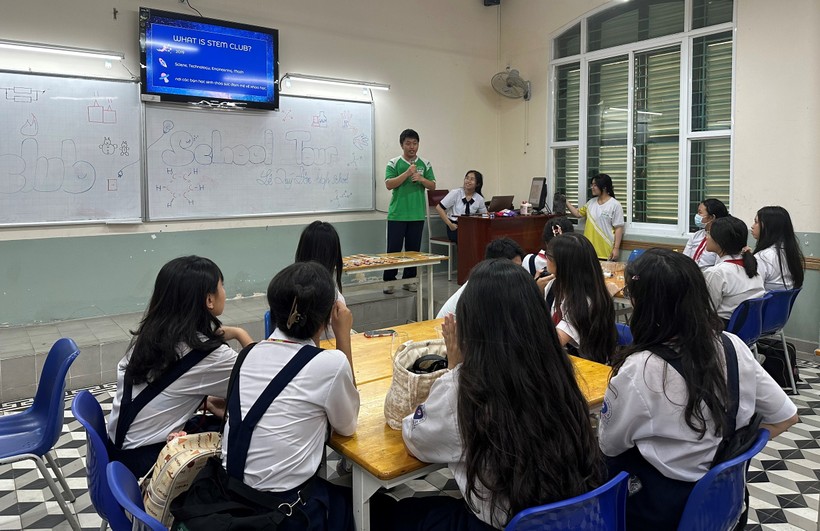 Học sinh khối 9 tìm hiểu về môn học STEM tại Trường THPT Lê Quý Đôn. Ảnh: Minh Anh