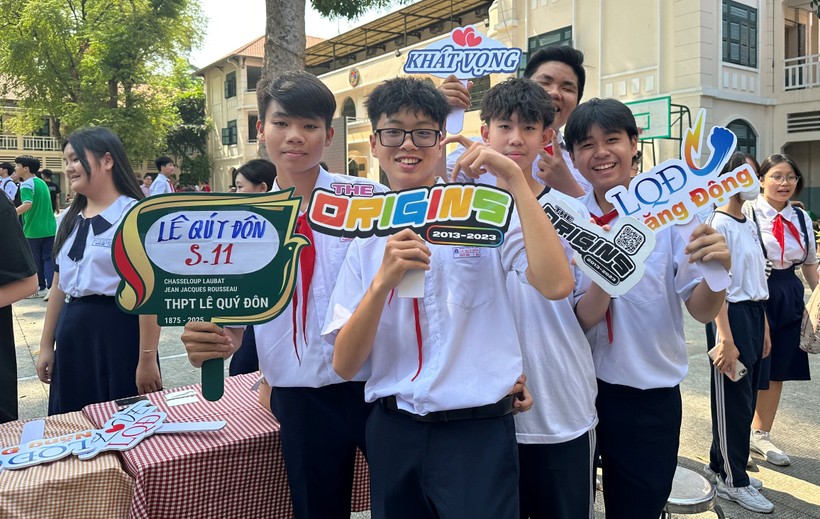 Học sinh Trường THCS Nguyễn Du hào hứng tại Ngày hội trải nghiệm tìm hiểu Trường THPT Lê Quý Đôn. Ảnh: TG