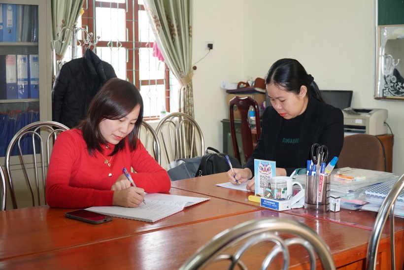 Hai nhân viên hợp đồng của Trường THCS Nghi Thủy có thâm niên trên 10 năm.