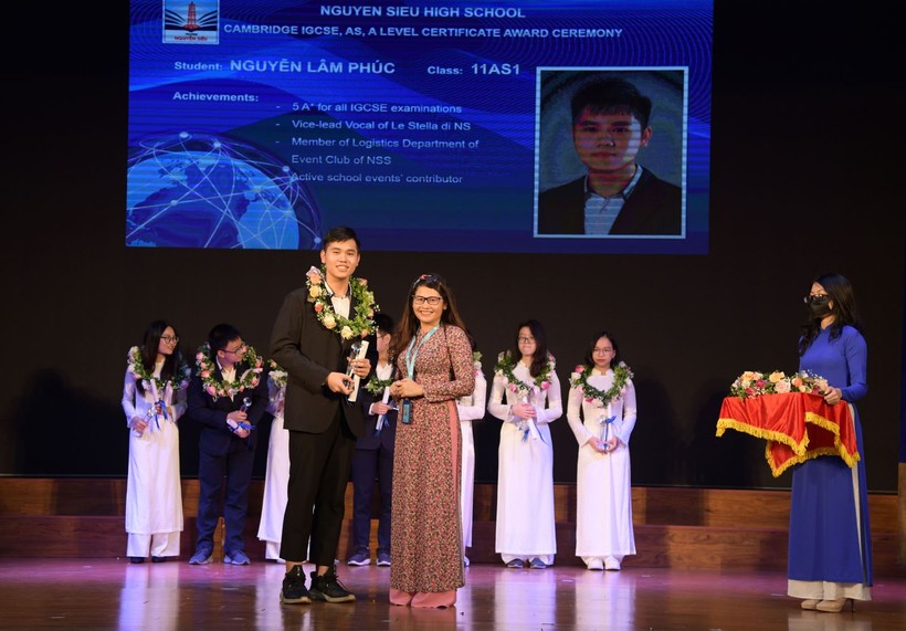 Cô Nguyễn Thị Minh Thuý khen thưởng học sinh đạt thành tích cao chương trình Cambridge. Ảnh: NTCC.