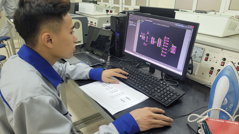 Sinh viên được tiếp cận các quá trình thiết kế mô phỏng tại Trường Cao đẳng Kinh tế công nghiệp Hà Nội.