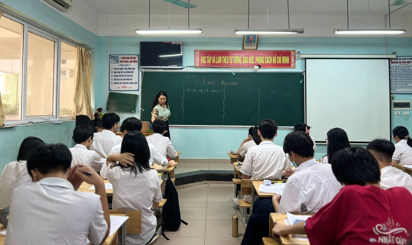 Cô trò Trường THCS Nam Từ Liêm (Hà Nội) trong giờ học. Ảnh: NTCC