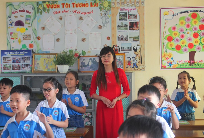 Cô trò Trường Tiểu học Thanh Tùng, huyện Thanh Miện, tỉnh Hải Dương. Ảnh: ITN