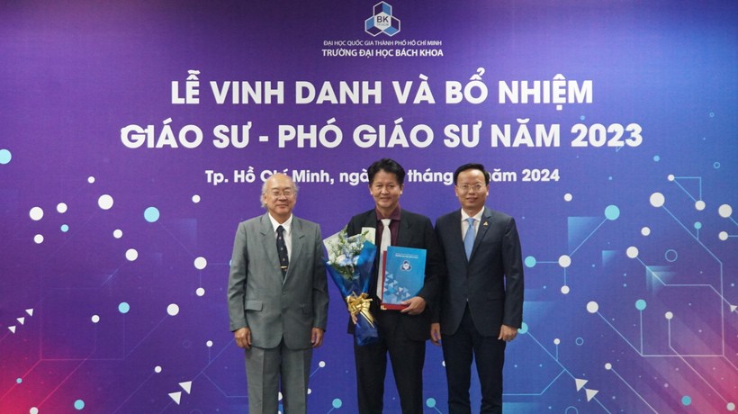 GS.TS Nguyễn Hữu Lộc (giữa) tại Lễ vinh danh và bổ nhiệm chức danh giáo sư, phó giáo sư năm 2023 của Trường Đại học Bách khoa (Đại học Quốc gia TPHCM) diễn ra tháng 1/2024. Ảnh: Mạnh Tùng