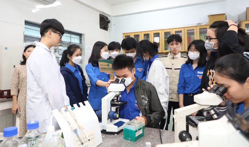 Học sinh phổ thông trải nghiệm giờ học Công nghệ tế bào với giảng viên Trường Đại học Sư phạm, Đại học Đà Nẵng tại phòng thí nghiệm của nhà trường. 