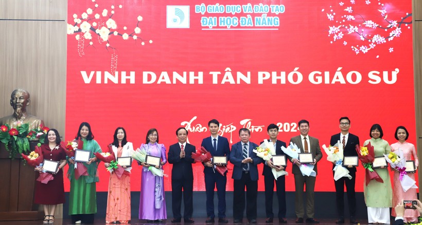 Đại học Đà Nẵng vinh danh các PGS được bổ nhiệm trong năm 2023.