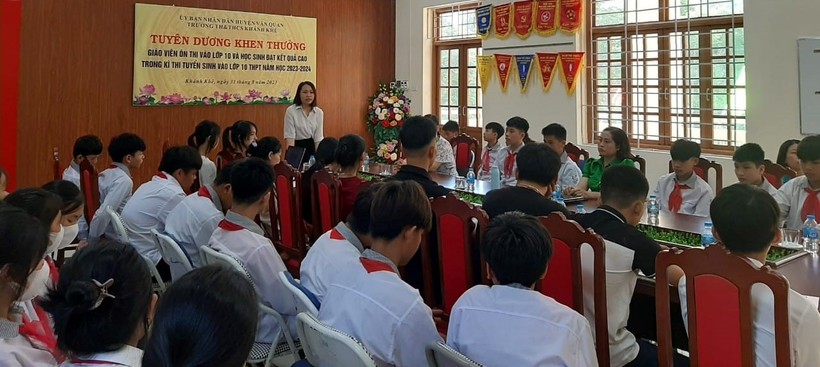 Trường TH&THCS Khánh Khê (Văn Quan, Lạng Sơn), trao thưởng những học sinh đạt kết quả cao tại kỳ thi tuyển sinh vào lớp 10. Ảnh: NTCC 