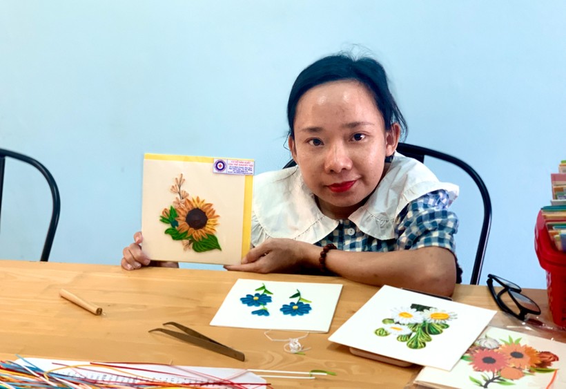 Công việc làm tranh giấy xoắn giúp chị Láng có thu nhập ổn định trang trải cuộc sống.