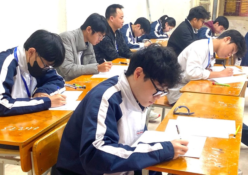 Học sinh lớp 11 Trường THPT Trần Phú (Hà Nội) làm bài khảo sát chuẩn bị cho Kỳ thi tốt nghiệp THPT năm 2025. 
