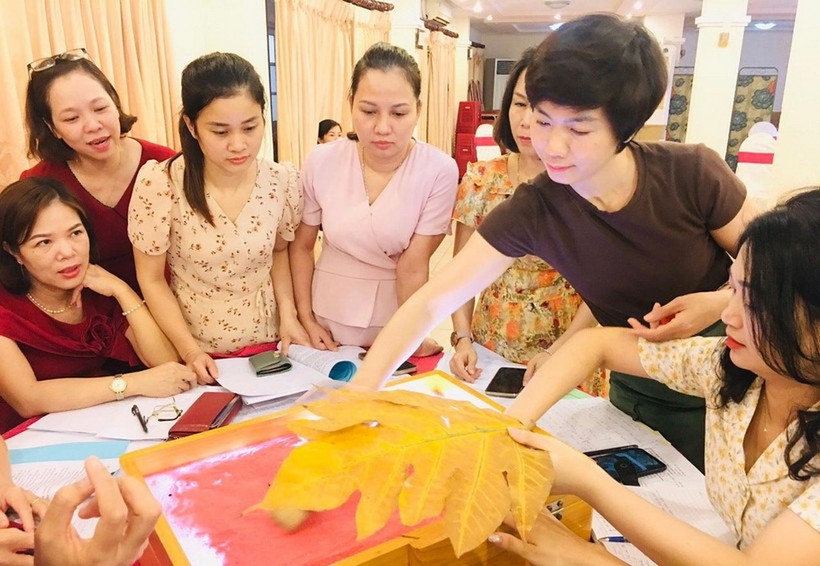 Cô Phạm Thị Hiền (thứ hai từ phải qua) cùng các giáo viên mầm non tại khóa tập huấn, bồi dưỡng giáo viên, cán bộ quản lý cốt cán mầm non. Ảnh: NVCC