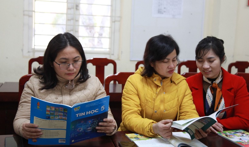 Giáo viên Trường Tiểu học Mê Linh (huyện Mê Linh, Hà Nội) lựa chọn sách giáo khoa lớp 5. Ảnh: TG