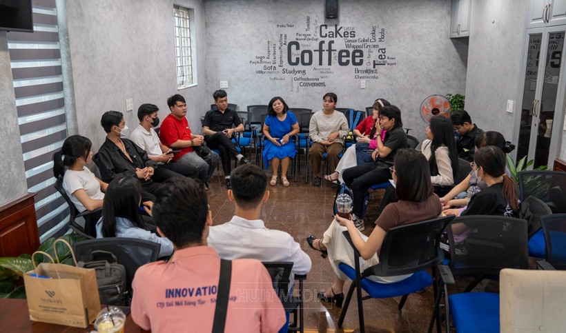 Các thành viên của Câu lạc bộ Mentoring, Trường Đại học Công Thương TPHCM trao đổi về dự án khởi nghiệp tại Không gian cafe khởi nghiệp. Ảnh: HUIT