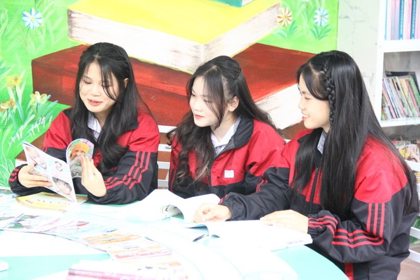 Học sinh Trường THPT Chi Lăng (Lạng Sơn) đọc sách tại thư viện xanh. Ảnh: Sỹ Điền