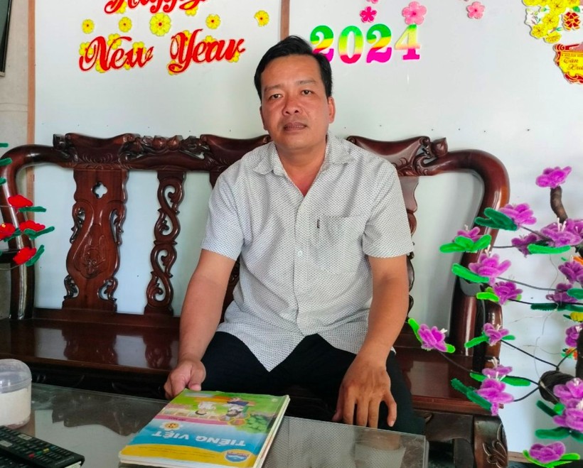 Thầy Nguyễn Văn Trình trong ngôi nhà cất tạm trên đất dân gần trường. Ảnh: Q. Mến