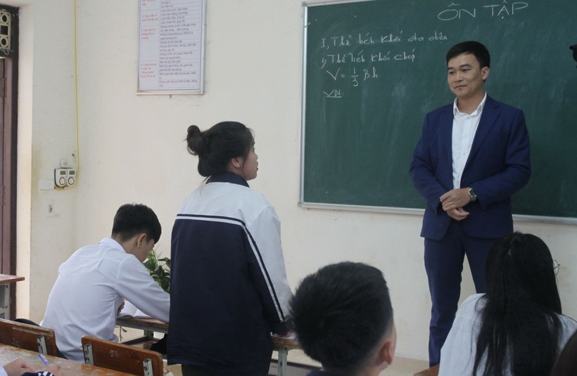 Thầy trò Trường THPT Minh Quang (huyện Ba Vì, Hà Nội) ôn thi tốt nghiệp THPT năm 2024. Ảnh: Vân Anh