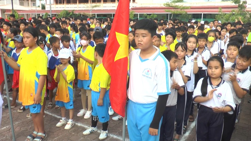 Học sinh cấp tiểu học (Đầm Dơi, Cà Mau) tham dự Hội khỏe Phù Đổng cấp huyện. Ảnh: Quách Mến