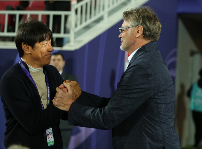 Huấn luyện viên Shin Tae Yong (bên trái) và Philippe Troussier. Ảnh: INT.