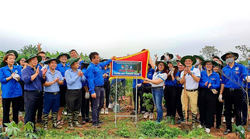 ThS Lê Mạnh Hùng và đoàn viên thanh niên thực hiện công trình “Vườn cây thanh niên”. Ảnh: NVCC
