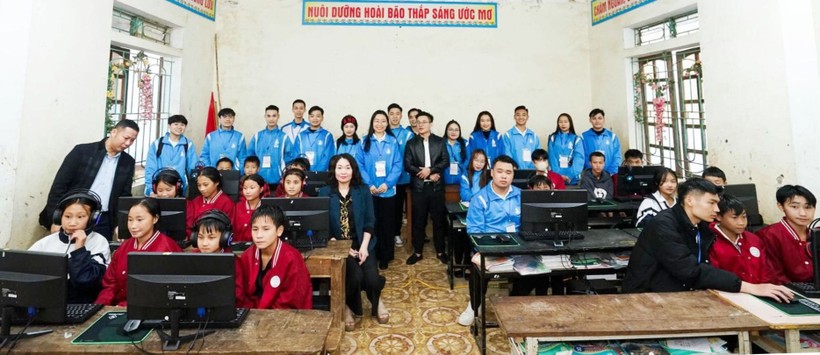 Hội Sinh viên Trường ĐH Vinh trao quà “Máy tính cho em” đến học sinh Trường PTDTBT THCS Na Ngoi (Kỳ Sơn, Nghệ An).