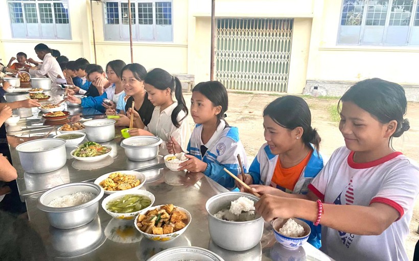 Bữa ăn cho học sinh bán trú Trường THCS Nguyễn Du (huyện Lắk). Ảnh: BS