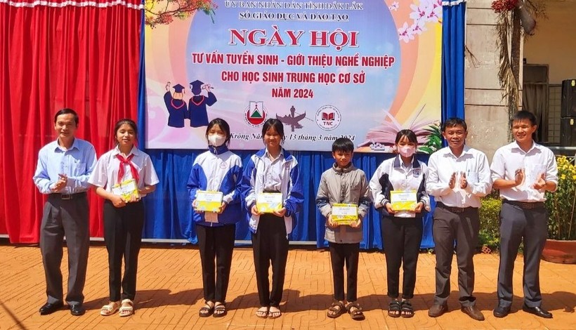 Tổ tư vấn tuyển sinh Sở GD&ĐT Đắk Lắk tặng quà học sinh nghèo vượt khó. Ảnh: Thành Tâm