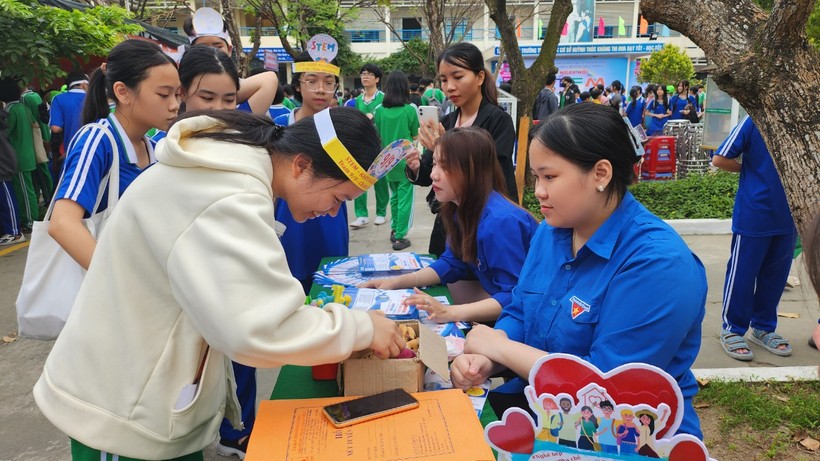 Học sinh Trường THCS Huỳnh Thúc Kháng (quận Thanh Khê, TP Đà Nẵng) tìm hiểu thông tin về các trường nghề trong Ngày hội STEM và tư vấn hướng nghiệp của nhà trường. Ảnh: NTCC
