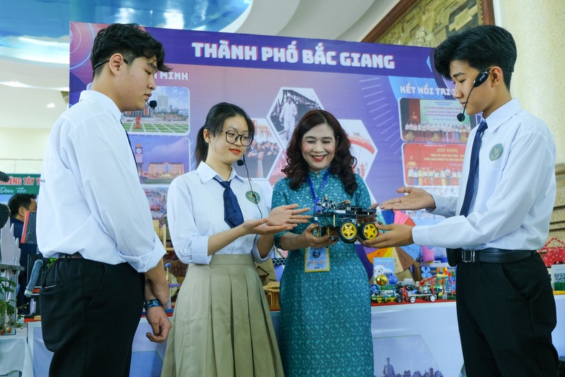 Học sinh TP Bắc Giang giới thiệu sản phẩm nghiên cứu khoa học trưng bày tại cuộc thi. Ảnh: Đăng Nam