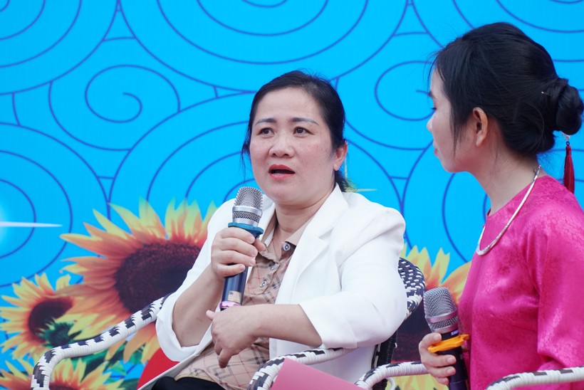 Cô Quang Thị Dung (trái), nhân viên thư viện Trường THPT Tương Dương 2, huyện Tương Dương, Nghệ An. Ảnh: Hồ Lài